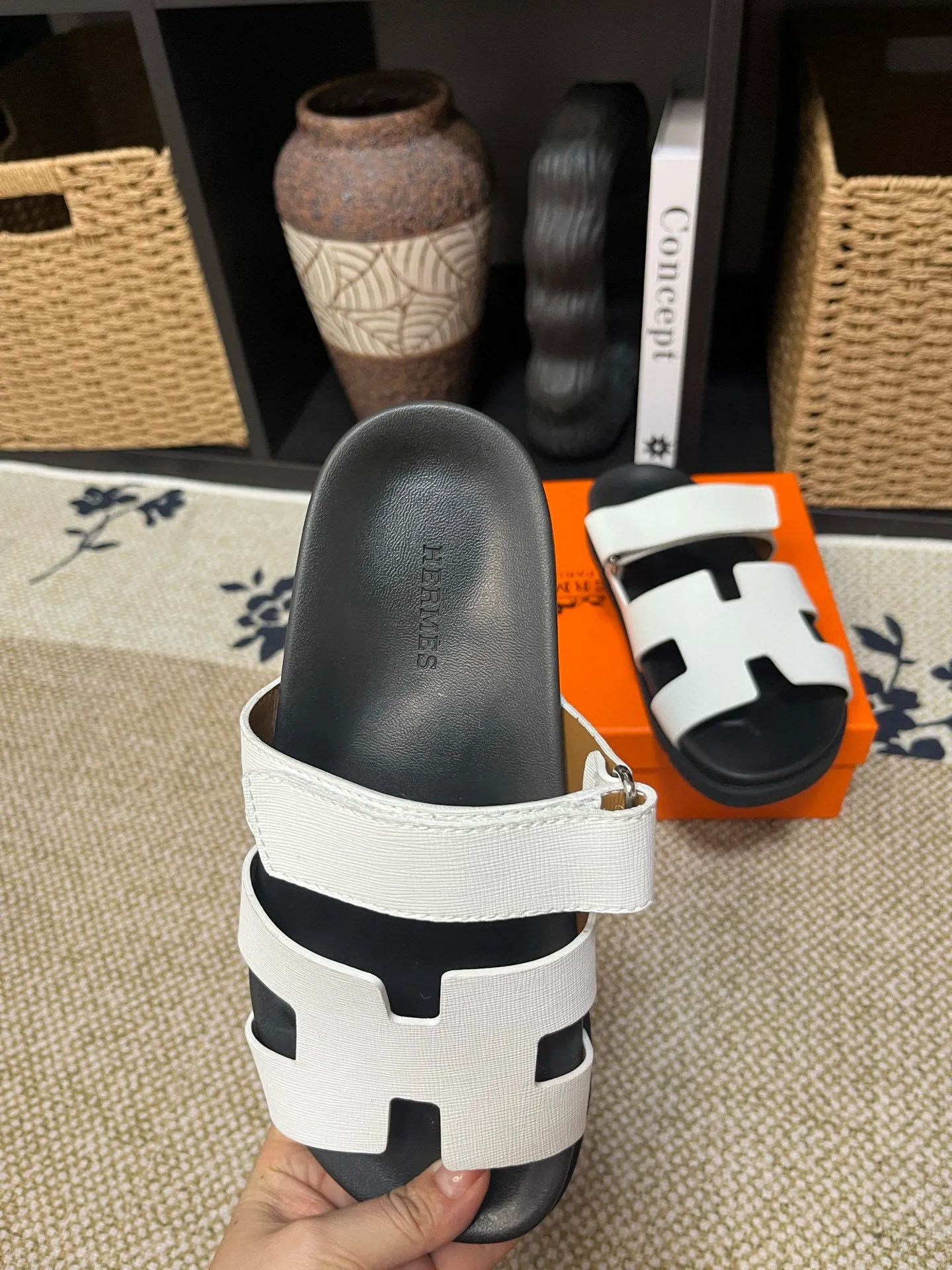 P300 Long-term stock Hermes men’s Kazimir slippers for couples - top quality woven calfskin functional sandals with intertwined uppers inspired by the “H” iconic pattern to create a casual look, perfect for summer. Imported cowhide + cowhide lining + TUP outsole Size: 35-46